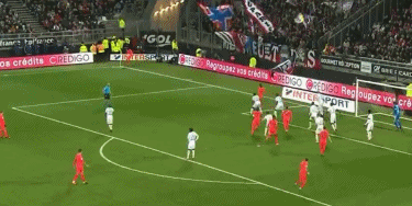 曼联主场4比1大胜狼队，B费梅开二度，姆贝莫、芒特破门，终结对手不胜纪录，升至第六。