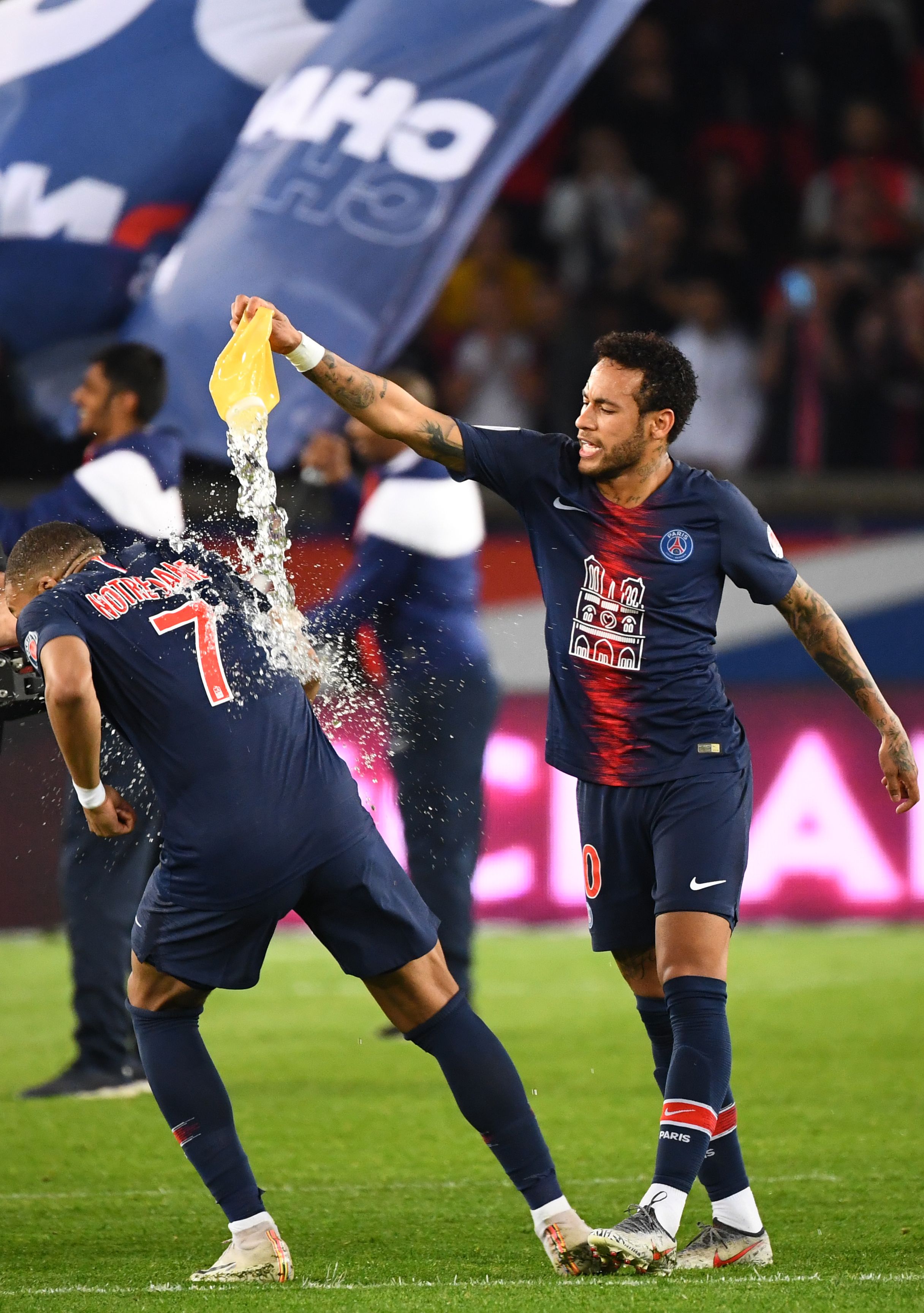 挑衅中国！日本球星三笘薰手持日本二战战犯照片，网友：封杀他