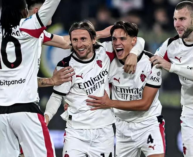 稳得可怕！胡金秋9中8高效拿下19分5板1帽 第三节10分