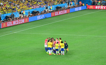 上海海港实现三连冠，申花亚军，梅州客队降级，亚冠表现不佳，山东泰山机会最大。